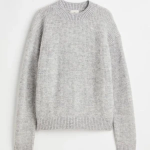 Stickad från H&M  - En helt oanvänd stickad hm tröja med lappen kvar💞Storlek S  Lite lång i armarna med fin att vika upp som på bilden 