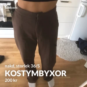Kostymbyxor  - Bruna kostymbyxor från angelica blick x Na-kd i strl 36! Långa i benen på mig som är 172 cm. Kan frakta eller mötas upp i Uppsala 🤎 #nakd #kostymbyxor