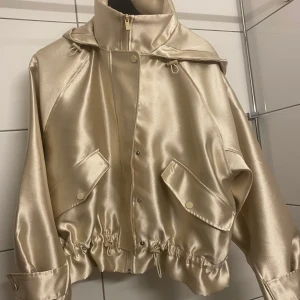 Jacka (weekday) - Champagnefärgad/ljusguldig jacka från weekday, aldrig använd.  Köpt för ca 1000kr