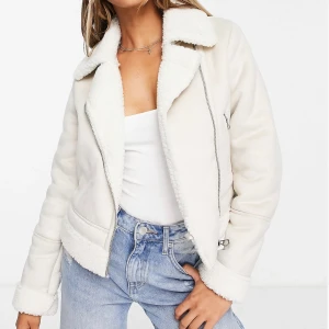 Pilotjacka - Säljer denna superfina pilotjacka från Asos som är slutsåld!!  Lappen är kvar endast provad!  Nypris 559