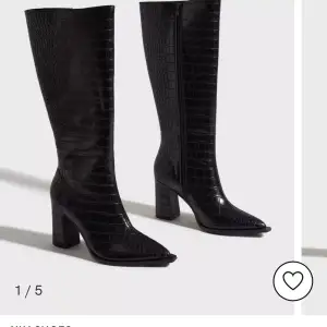 Hej! Säljer nu mina klackboots i strl 39. Köpta på Nelly och är i nyskick💘