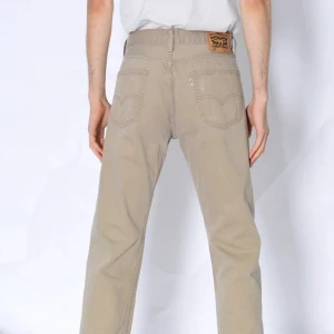 Levis 505 beige - Snygga levis byxor 505 beige. De två förstq bilderna är inte mina men sista är. Herr modell men sitter snyggt oversized på mig som brukar ha storelk M i vanliga fall eller 38-40 i byxa