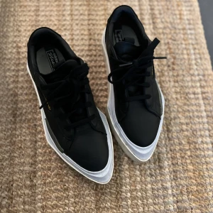 Adidas ”Sleek” sneakers - Sneakers från Adidas Svarta Skinn Vit gummisula Mycket fint skick 