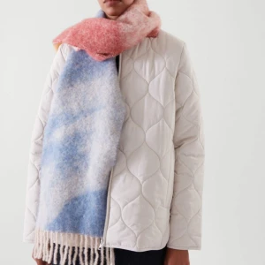 Cos halsduk  - Sååå fin halsduk från cos förra säsong, helt slutsåld. Super varm och perfekt för hela hösten och vintern, gjor av ull- och mohair blandning. Så fina färger💖💕 Köote för 890kr