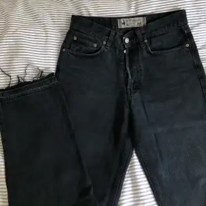Ett par stentvättade svarta jeans från Crocker. Ett hål på ena knät och frayed nedtill. Gott skick. Skriv vid frågor eller för fler bilder!!