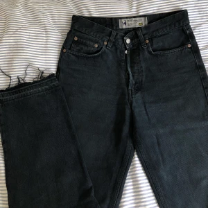 Crocker jeans - Ett par stentvättade svarta jeans från Crocker. Ett hål på ena knät och frayed nedtill. Gott skick. Skriv vid frågor eller för fler bilder!!