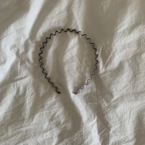 Hårband - Coolt svart hårband som passar till allt och livar upp en outfit. Sitter där det ska och trillar inte ned. Aldrig använt - inga defekter. Köparen står för frakt, kvar så länge det inte står ”såld”🖤🥥 