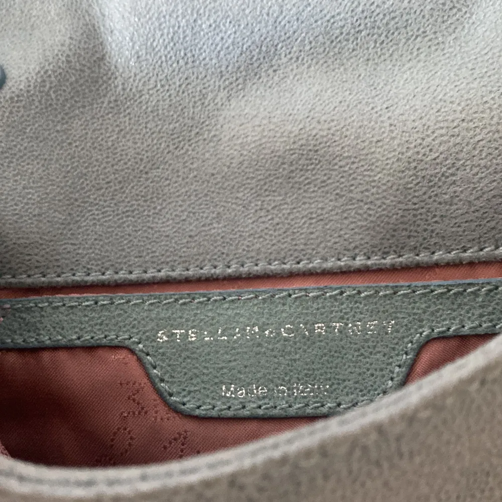 Laggt ut tidigare, men inte sålt.   Säljer min fina Stella McCartney väska i modellen Falabella crossbody bag. Den har perfekta ljusblå färg. Använts under perioder men är fortfarande i mycket fint skick. Man får plats med förvånansvärt mycket i!  Äkta  . Väskor.