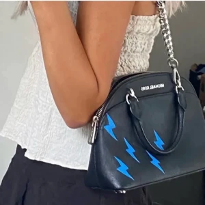 Michael kors väska blixtar - Super snygg unik Michael Kors väska! Väskan är i läder på utsidan och blixtarna är målade med läderfärg😍 Väskan är ÄKTA, äkthetsbevis finns! Jag köpte den här på plick i slutet av förra sommaren❤️ Säljer då den inte kommer till användning längre:)