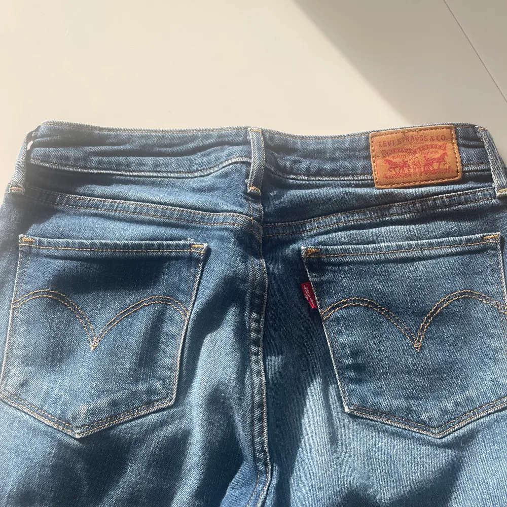 Garderobsutrensning. Blåa Levis jeans, modell 712 slim, W27. Säljes pga blivit för små. Frakt tillkommer - skickas icke rekommenderat. . Jeans & Byxor.