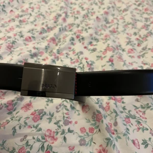 Bälte  - Hugo boss bälte i skinn har ej används köpt för 700 fick i present men vill sälja den säljer för 300 kr men pris kan diskuteras privat 