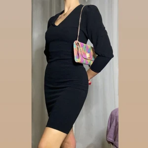 Svart fodralklänning med puffärm - Svart lår-kort klänning med lång puffärm. Använd vid fåtal tillfällen - Gott skick! Klänningen passar perfekt till cocktail party/ klubb 🍸🪩 