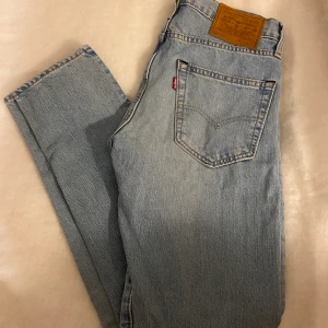 Levis 512 - Snyggaste jeansen fårn Levis!!! Storlek 29/32 men jag uppfattar dom som små i storleken!! Säljer då dem är för små för mig