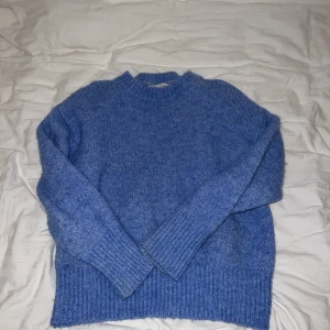 Stickad tröja - Säljer denna jättemysiga stickade tröjan ifrån Zara, den är sparsamt använd och i storlek s. Skrev för fler bilder eller frågor. Frakt tillkommer💕