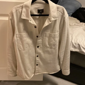 Em väldigt fin overshirt från hm - Denna säljer jag för att jag inte passar i den längre sitter perfekt och är väldigt stilig