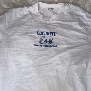 Carhartt t-shirt  - En t-shirt från Carhartt som jag köpt här på Plick  helt ny och oanvänd. Själv har jag använt den några (kanske 5) gånger.  Inga fläckar, inga hål och inga andra fel.  Säljer pga inte min stil längre💕