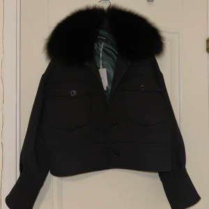 Moetine jacka - Säljer min super snygga Meotine jacka i svart. Storlek XS/S, helt ny med prislappen kvar. Köpt för 2800kr. Lägger ut pågrund utav att jag är osäker på om jag tycker den passar mig🖤🖤 Klicka  inte på köp direkt✨ Bud på 3900kr