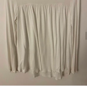 Långärmad tröja - Vit långärmad tröja från ullared, fint skick, storlek 146/152