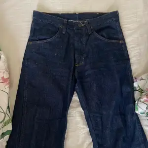 Mörkblåa jeans från märket Rustler köpta secondhand. Dom är mid-waist 💟tippar på att de är 29/32 ish. Funkar på mig som är storlek 36 i typ alla kläder.