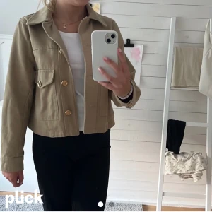 Jeans jacka  - Jeansjacka från zara💕knappt använd, TRYCK INTE PÅ KÖP NU