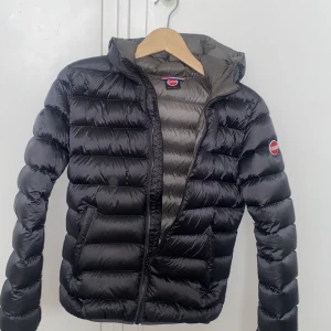 Colmar vinterjacka/höstjacka. - En mörkgrå Colmar-Jacka med huva. 14 y.  166 cm. Nyskick. Inga fel på den överhuvudtaget. Väldigt snygg nu på hösten/vintern. Hör av dig om du har frågor eller önskar fler bilder!  Den är såklart äkta, se bild nummer trea. Priset 1200kr. 