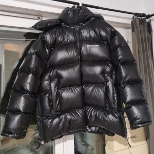 Axel Arigato Nunatak Puffer Jacket - Axel Arigato Nunatak Puffer Jacket Använd 4 gånger och är i nyskick utan några dom helst fel på. Storlek M. Nypris 4800 kr.