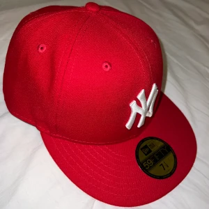 New York Yankees Fitted Cap - Väldigt bra skick, använt några gånger. Mötesplats kan diskuteras