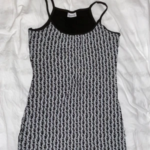 Ribbad klänning - Cool, unik ribbad döskalle klänning. Väldigt bra skick. Är väldigt stretchig.