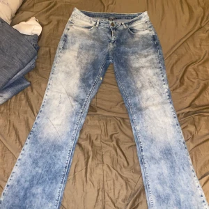 Jeans - Bra skick, mitt emellan lågmidjade å högmodjade