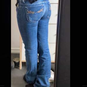 Säljer mina älskade disele flare jeans Storlek w26 l32 kan säga att de är stretchiga i midjan, på bilden så har min kompis på de hon är 160 så de e lite långa men på mig som är 167 är de perfekta  köpte de för 300 på en butik i London, Postar, Swish bara
