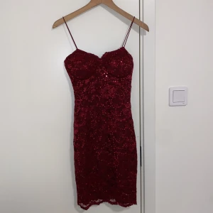Vinröd klänning  - Vinröd glittrig klänning köpt på Nelly. Storlek S Endast använd en gång 
