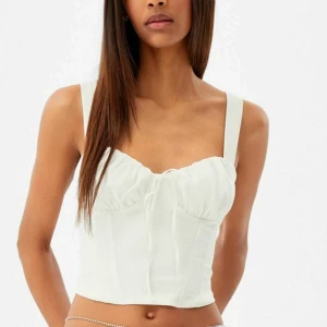 Korsett topp från bershka - Topp från bershka, aldrig använd! Skönt material och sitter jättefint 