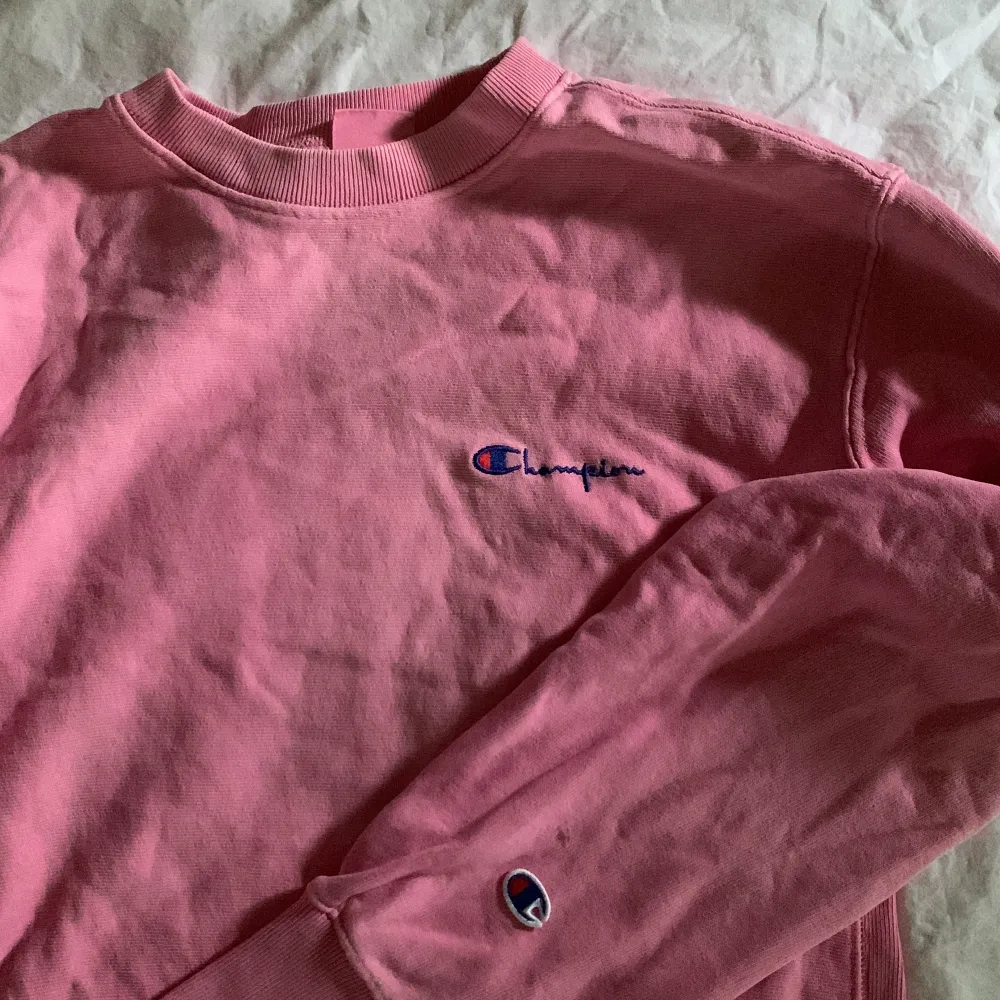 Champion-sweater i så gullig rosa färg💕💗✨ bra kvalitet, men lite urtvättad. . Tröjor & Koftor.