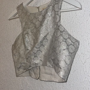 Nyskick, topp - Nyskick. Köpt för ett par år sedan men har bara legat i garderoben. Säljer pågrund av att den ej passar mig🧚🏼‍♂️