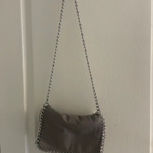 Väska - Säljer denna väska som är väldigt lite använd!