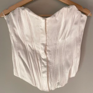 Zara korsett topp - Vit satin korsett topp från zara i storlek M. Aldrig använd:)