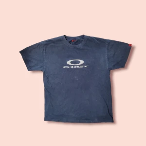 Vintage oakly t shirt - Framsida: OAKLEY. Baksida: Plain. Detaljer: Vänster liten oakley tagg i ärmen.   ↔️ Bredd: 49 cm.   ↕️ Längd: 61 cm.   ↘️ Ärm: 20 cm.   🔄Storlek: M.   🔃Passform: Lite oversize.   ⚪ Färg: navy blue.