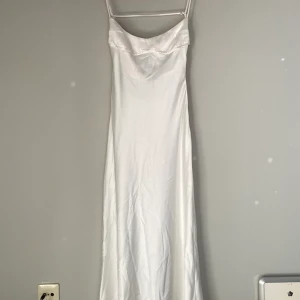 Satin klänning - Vit satin klänning från zara i strolek M. Aldrig använd:) 