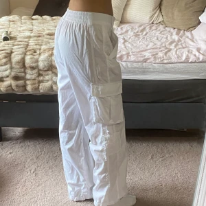 Vita cargobyxor  - Super söta och enkla!