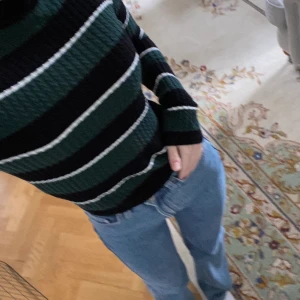Randig tröja - Jättefin mörkgrön/svart/vit randig tröja. Svårt att göra den rättvisa på bild tyvärr. Bra skick. Passar S/M 💕 frakt tillkommer