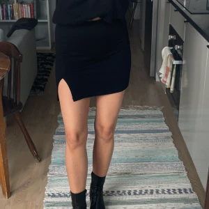 Kjol med slit - Kjol med slit från Gina tricot! Använd en gång.