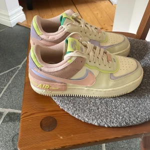 Air force 1 shadow cashmere - Äkta air force 1 med pastel färger är lite lätt creased men syns imprensivt inte  annars är de i bra skick fick av en vän men är förstora för mig 