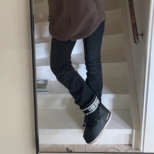 Moonboots 🖤 - Säljer mina låga svarta Moonboots som inte kommer till användning storlek 39-41.  Passar mig som är normalt 38/39! Varsamt använda, nypris: 1499kr säljer för 700🤍 (pris kan diskuteras)