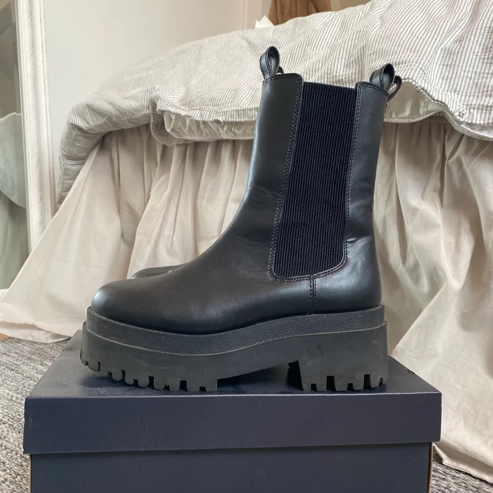 Svarta boots från hm som är köpta förra året. Använda cirka 3 gånger. . Skor.