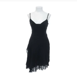 Silkesklänning - Fin svart klänning i silke som tyvärr är för liten för mig. Köpte den på Sellpy men har inte använt så lappen är fortfarande kvar. Har fina detaljer vid axelbanden😊 kan frakta och mötas upp. Pris kan diskuteras🫶🏼