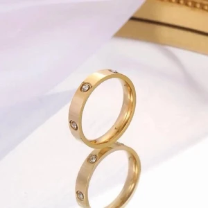 Guldpläterad ring  - Säljer nu min helt nya guldpläterade ring ifrån ur. Säljs eftersom den inte passade mig❣️