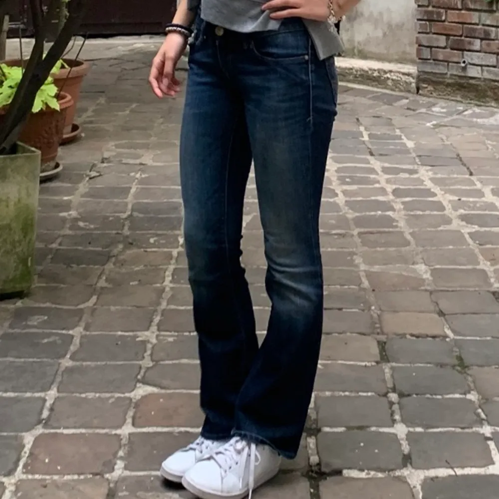 Assnygga lågmidjade bootcut jeans från Mavi i modellen Bella. Bra skick! Säljer då de blivit för korta på mig. Bud på 280. Köp direkt för 400!. Jeans & Byxor.