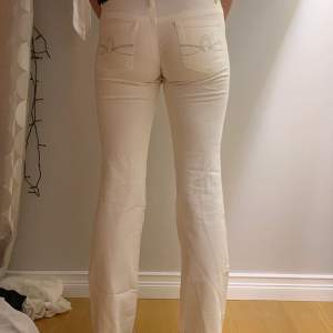 Vita jeans ifrån märket tianle, vintage och lågmidjade i bootcut modell! Bra skick och endast testade, kan mötas upp i Stockholm eller frakta ❤️ skriv till mig om du har fler frågor 