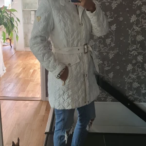 Burberry Brit höstjacka - Otroligt fin Burberry Brit jacla stl L men mer som M. Knappt använd. Det enda som är, är att jag fått sy ihop innerfickan. Kan skicka bild.