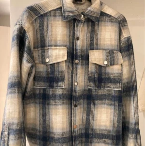 Blå oanvänd shacket stl S - Oanvänd blårutig shacket från GINA TRICOT. Storlek S.
